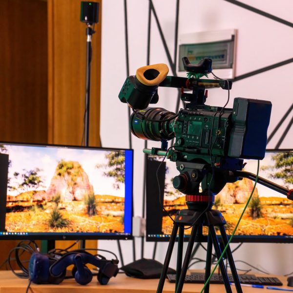 camara-de-video-profesional-en-un-soporte-con-monitores-sobre-una-mesa-en-un-estudio-produccion-virtual (1)