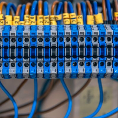 panel-electrico-con-fusibles-y-contactores-de-cerca (1)